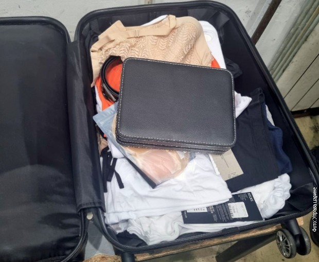 Kutija sa satovima pronađena u koferu sa garderobom